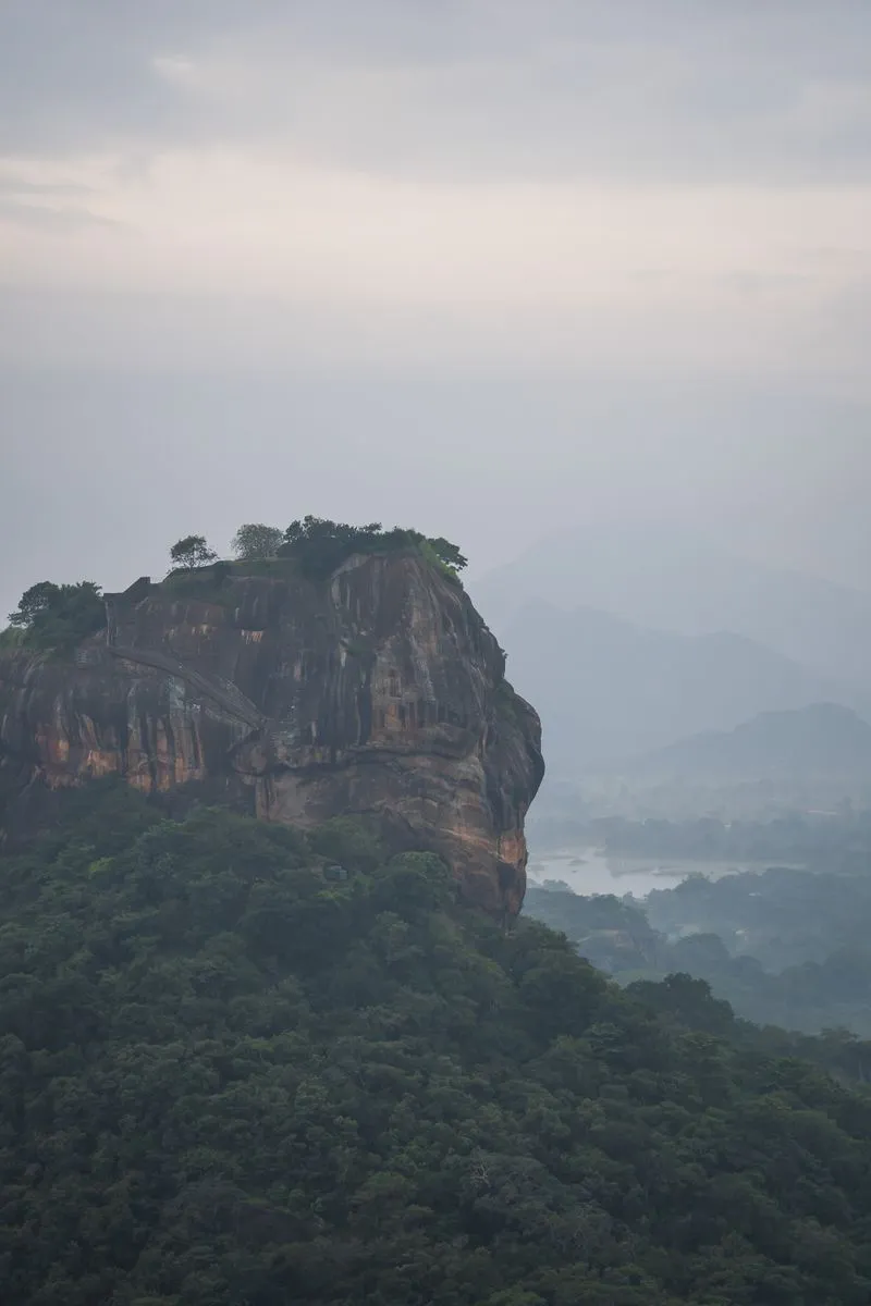 Пидурангала — священная гора и монастырь