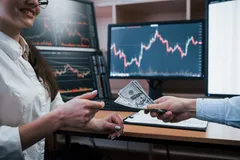 💵 Возьмите валюту на первые расходы