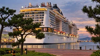 ЛАЙНЕР ADORA MEDITERRANEA В ПОРТУ ШАНХАЯ