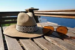 🕶️ Солнечные очки и головной убор