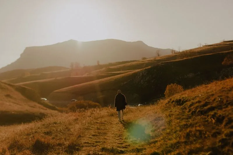 Не забудьте захватить с собой лёгкую одежду и обувь для прогулок по холмам