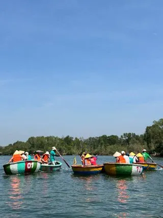 ТАНЦЫ НА КРУГЛЫХ ЛОДКАХ