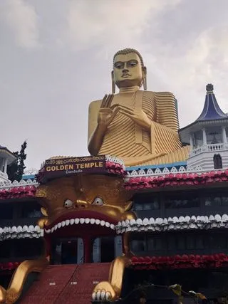 ЗОЛОТОЙ ХРАМ ДАМБУЛЛА