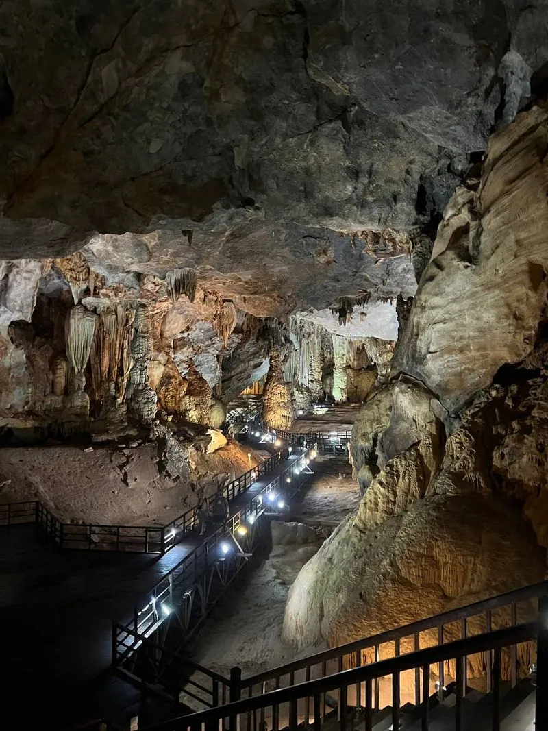 Экскурсия в пещеры Фонгня-Кебанг из Дананга: подземный мир и река Сон