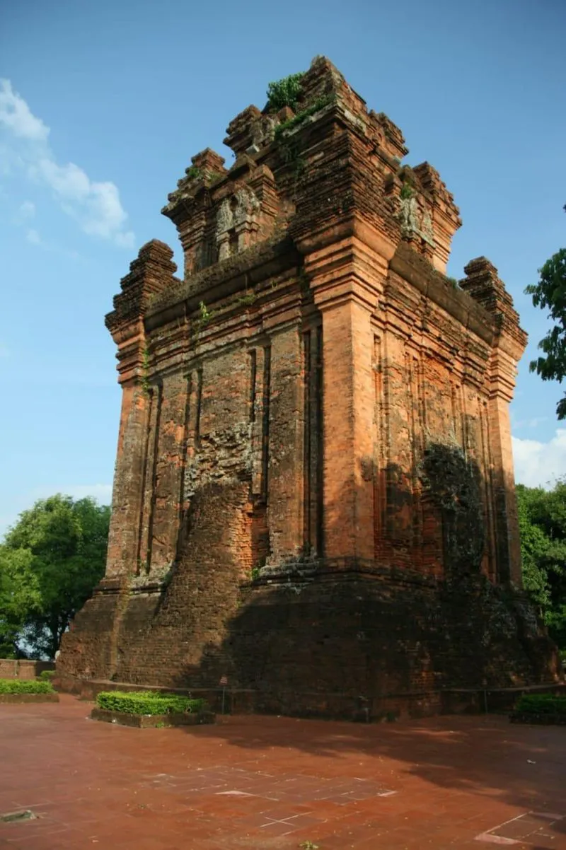 Экскурсия в Фуйен из Нячанга: маяк, пляж и башни Чамов