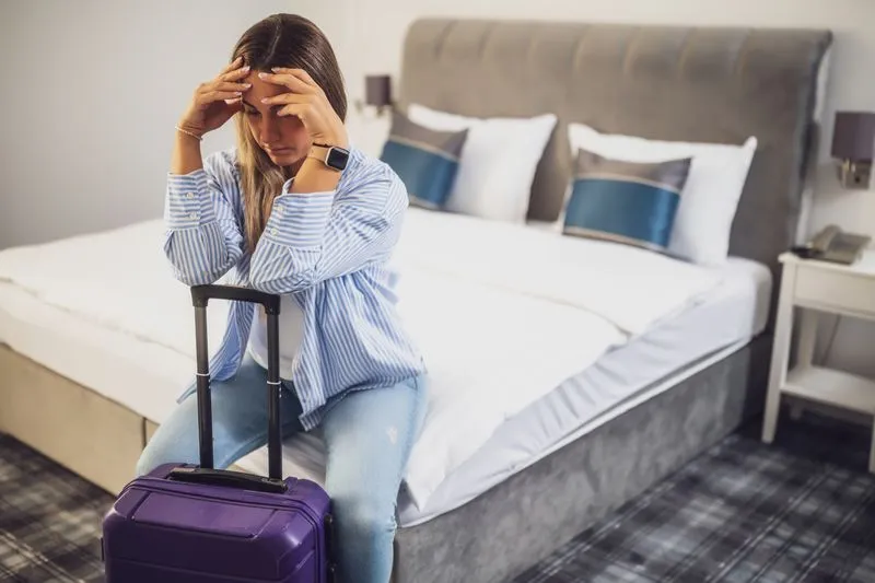 Отсутствие брони отеля или билетов