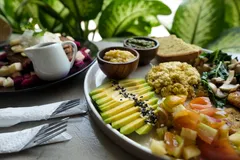 Попробовать местную кухню