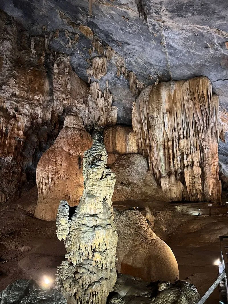 Экскурсия в пещеры Фонгня-Кебанг из Дананга: подземный мир и река Сон