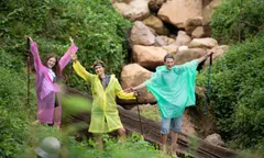 🌂 Дождевик и удобная обувь