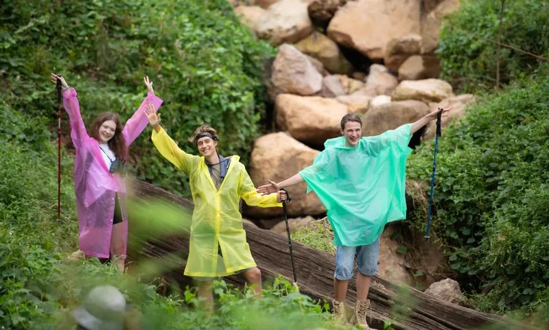 🌂 Дождевик и удобная обувь