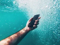 🌊 Используйте водонепроницаемый чехол