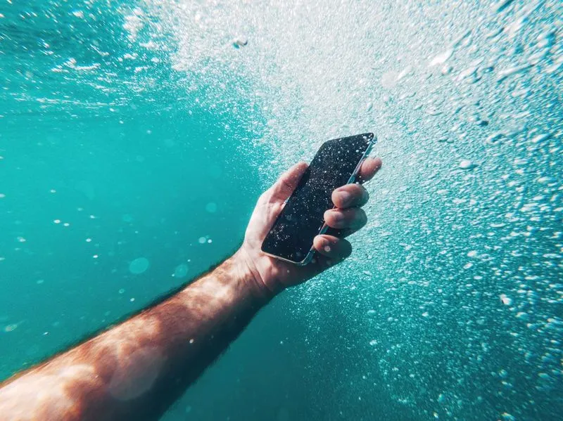 🌊 Используйте водонепроницаемый чехол
