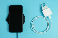 📱 Телефон и зарядка