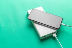 📱 Заряженный телефон или фотоаппарат и пауэрбанк