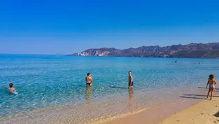 КУПАНИЕ НА ПЛЯЖЕ