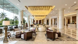 ЭЛЕГАНТНЫЙ ЛОББИ VINPEARL RESORT & SPA