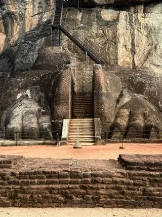 ПОДЪЕМ НА СИГИРИЮ