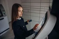 🏧 Следуйте инструкции у банкомата