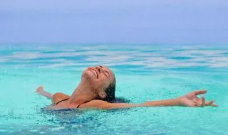 КУПАНИЕ В ЛАЗУРНОЙ ВОДЕ
