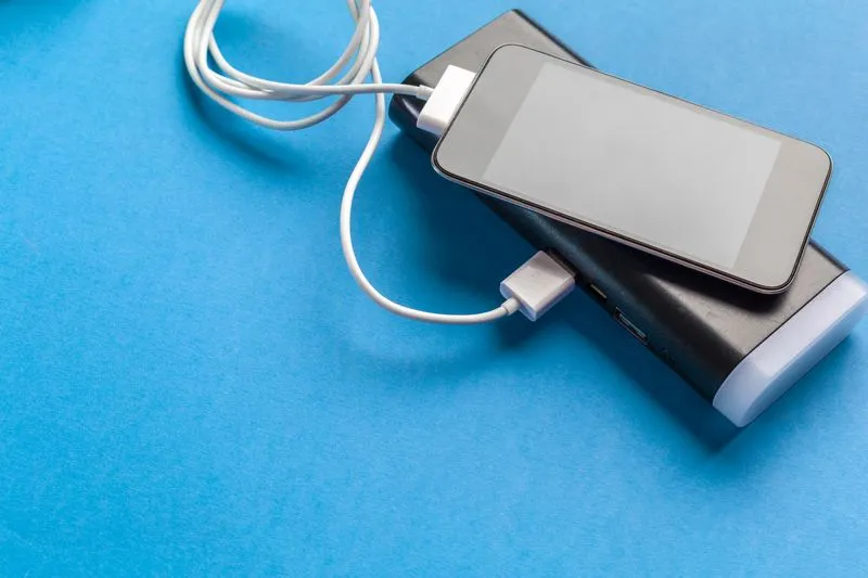 📱 Телефон и пауэрбанк