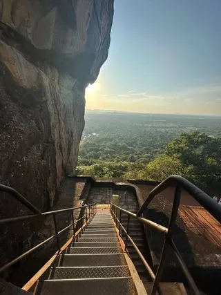 ПОДЪЕМ НА СИГИРИЮ