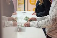 Возьмите немного долларов или евро, чтобы обменять в аэропорту