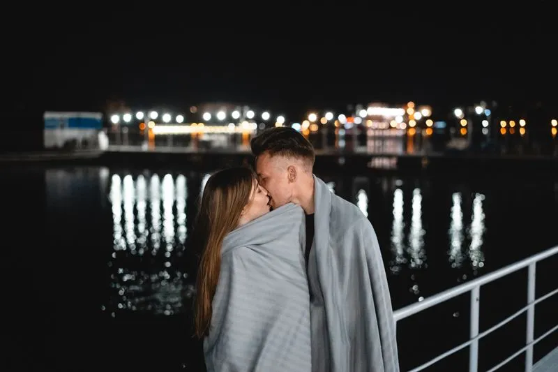 🧥 Лёгкую куртку или плед