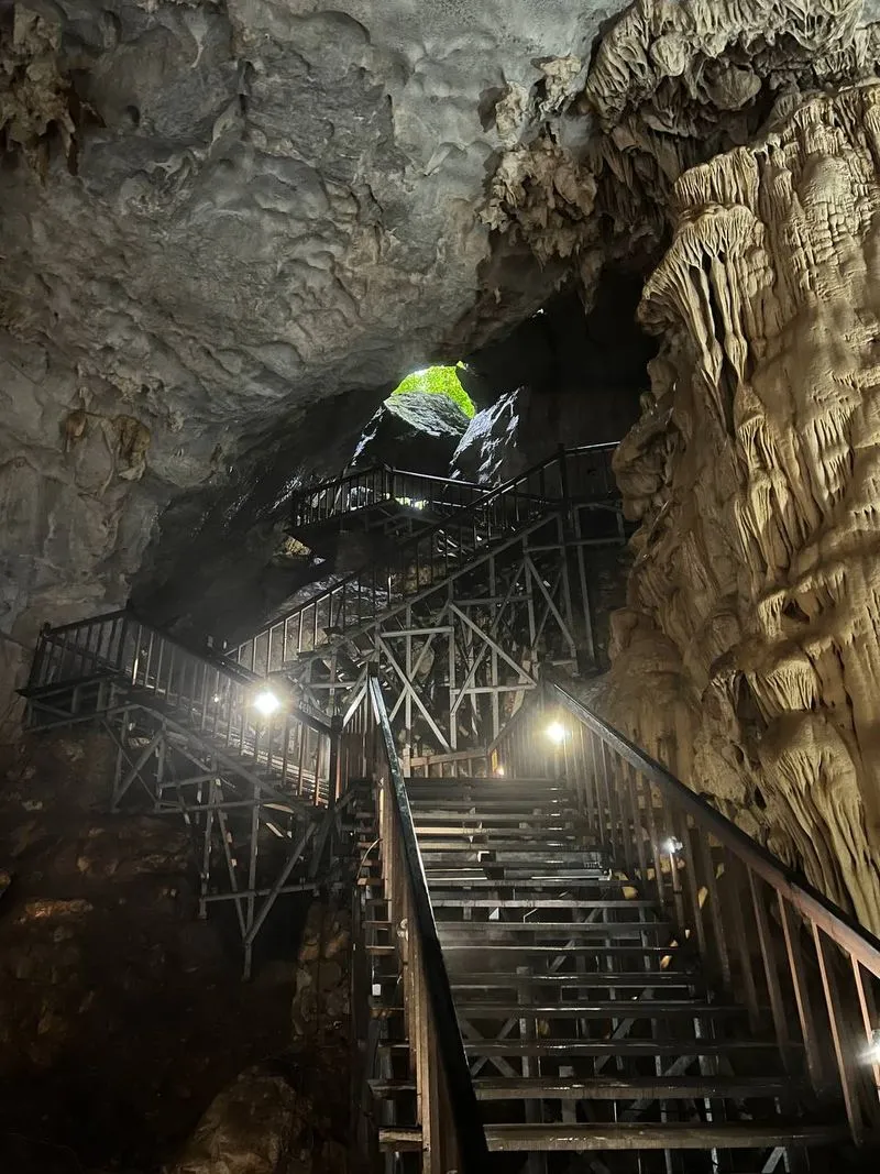 Экскурсия в пещеры Фонгня-Кебанг из Дананга: подземный мир и река Сон