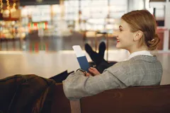 Главный аэропорт города — Indira Gandhi International Airport (DEL), расположен в Дели. До Ришикеша примерно 250 км