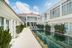 White Boutique Hotel