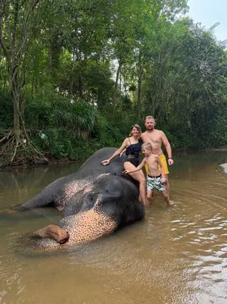 КУПАНИЕ СО СЛОНОМ