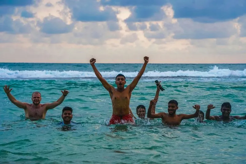 🌊 Отдых, купание и возвращение на остров